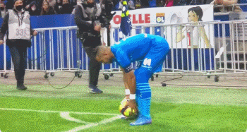 马卡：皇马2025年以零冠黯然收官，是一个充满动荡的体育赛季（马卡：动荡赛季，皇马2025年无冠收场）