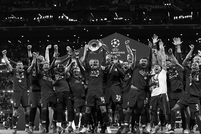 刘伟国：捧起中甲冠军奖杯很激动，明年力争在中超站稳脚跟