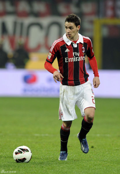 欧冠意甲连场破门，劳塔罗打破意甲4场进球荒（欧冠意甲双线连斩，劳塔罗结束意甲四场球荒）