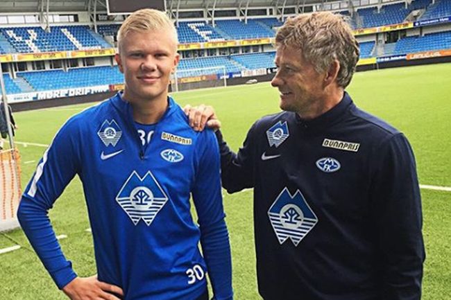 右脚踝囊受伤的基米希随德国队抵达卢森堡，走路仍有不便（基米希带伤随德国队抵达卢森堡，右踝囊受伤行走仍不便）