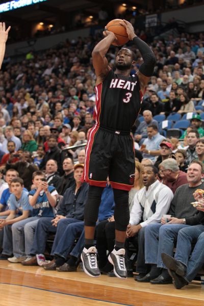 卡马万加在圣马梅斯受伤：皇家马德里的胜利与隐忧（圣马梅斯之夜卡马万加伤退，皇马赢球难掩忧虑）