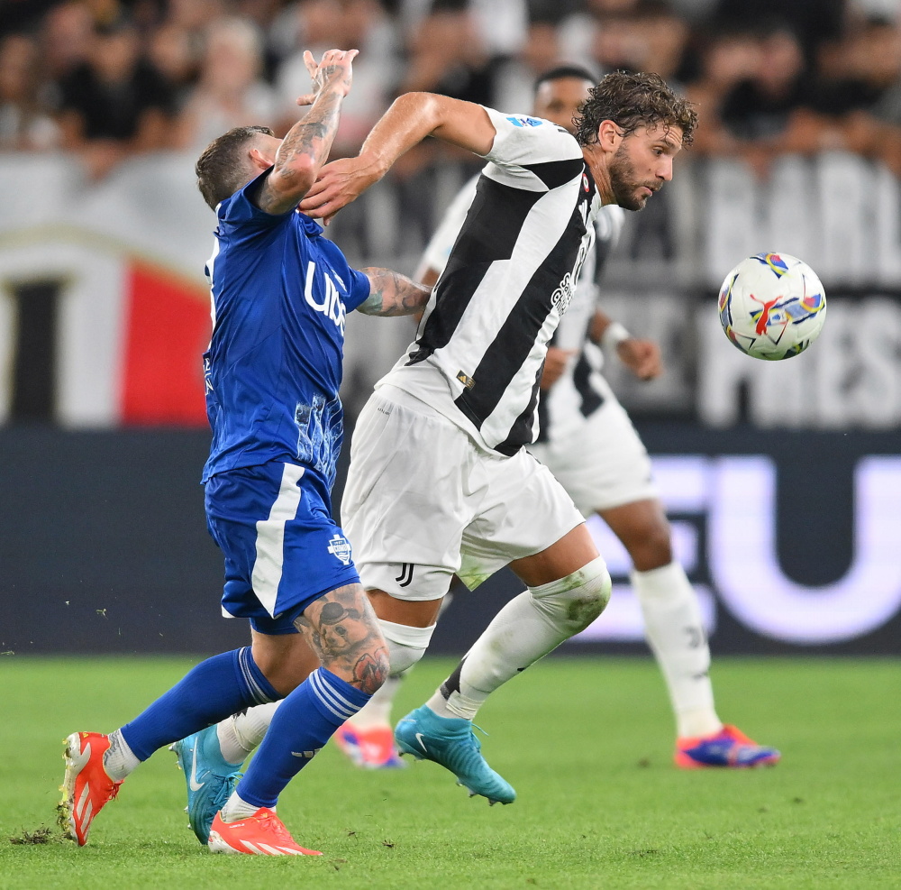 阿斯：诺坎普的主队更衣室还没装修好，巴萨已要求尽快完工（阿斯：诺坎普主队更衣室尚未完工，巴萨正催促加快进度）