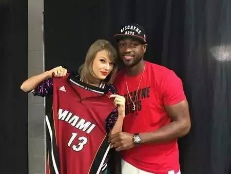 歌手：阿根廷跟巴西是宿敌没事！阿根廷可是有梅西！（歌手：阿根廷与巴西虽是宿敌，但有梅西坐镇不慌）