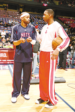 杨瀚森带女友赴美引发争议，好友崔永熙称其应专注篮球，网友支持其在球场表现。（杨瀚森携女友赴美惹热议，崔永熙建议专注篮球，网友力挺其场上表现）