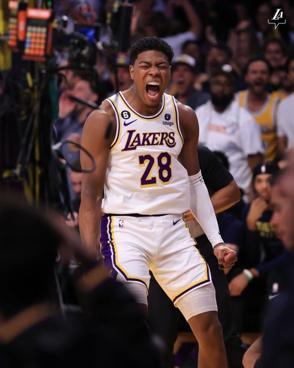 执法有温度，马宁在点球大战结束后，安慰南通队失点队员（温情执法：点球大战后，马宁安慰南通失点球员）