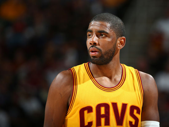 帕尔特伊听证会法院外，有抗议者举横幅批评阿森纳不作为（帕尔特伊听证会期间，法院外示威者打出横幅抨击阿森纳不作为）