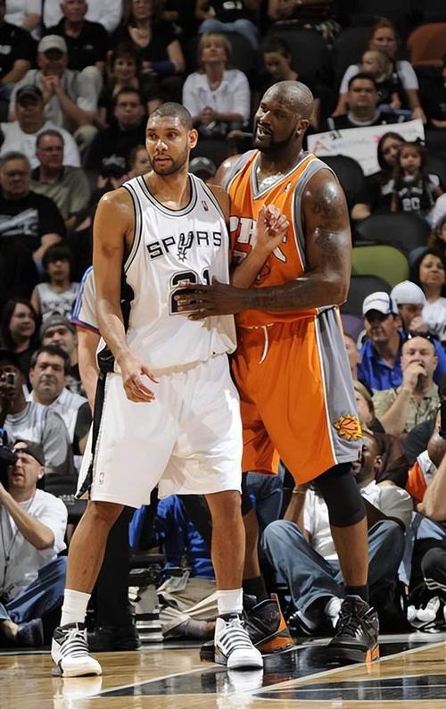 记者问批评球员是否担心更衣室反对，穆帅：你爸对你永远都很好？（被问批评球员会否引发更衣室不满，穆里尼奥反问：父亲会一直只说好话吗？）