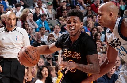 雅虎：有消息称一家中国俱乐部向拉斐尔开出很丰厚的合同报价（雅虎：传中国俱乐部向拉斐尔奉上高薪合同报价）