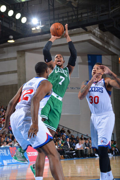 巴萨逆转取胜却迎来重磅伤情 全场最佳奥尔莫肩膀脱臼恐赛季报销（巴萨逆转告捷却遭重创：MVP奥尔莫肩部脱臼，恐赛季提前报销）